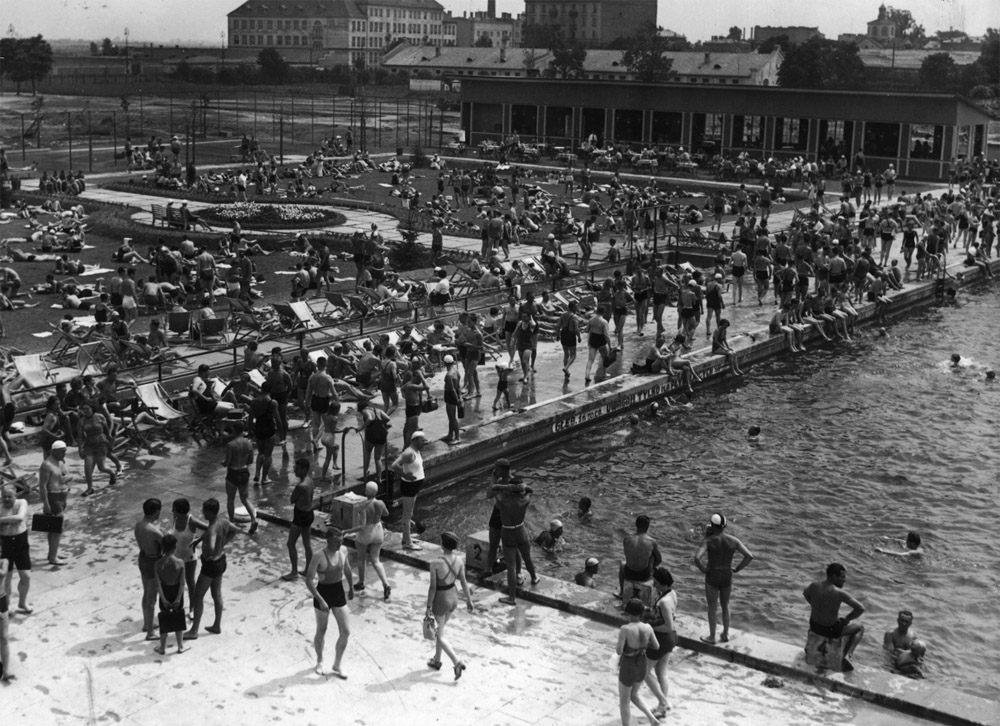 Legia Swimming Pool, photo by Zbyszko Siemaszko/audiovis.nac.gov.pl (National Digital Archives)